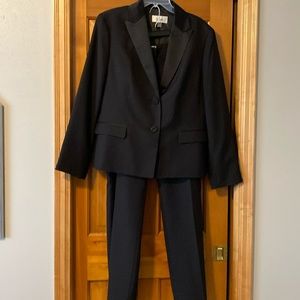 Black womens suit LeSuit brand size 18